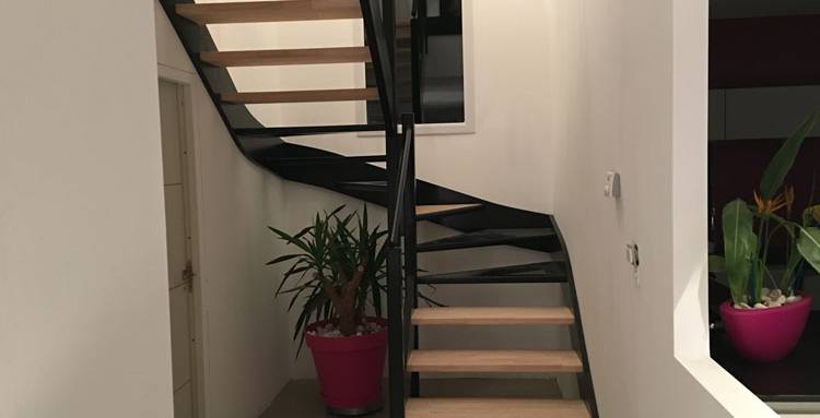 Escalier ouvert métal et bois au 1/4 tournant rez-de-chaussée/étage