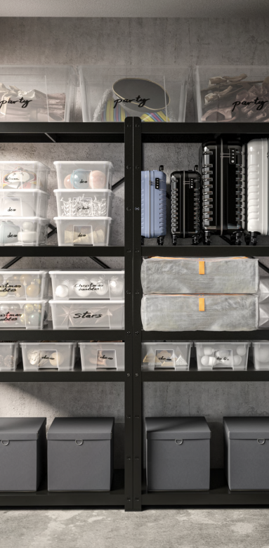 des boites annotées et des grandes étagères (Ikea)