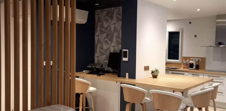 Claustra qui permet de séparer le coin bureau, dans le Grésivaudan