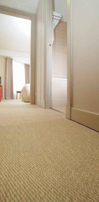 Sol en sisal dans un couloir