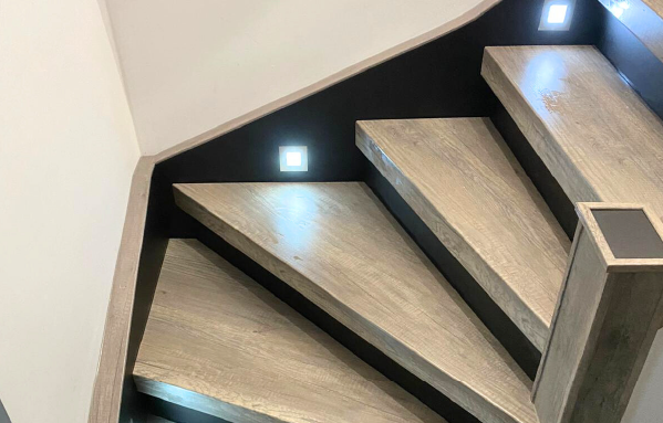 Eclairage escalier 1/4 tournant Leds plinthes murales
