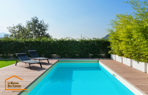 Piscine dans un jardin avec contour en bois