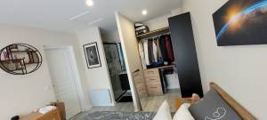 La suite parentale avec salle de douche et dressing