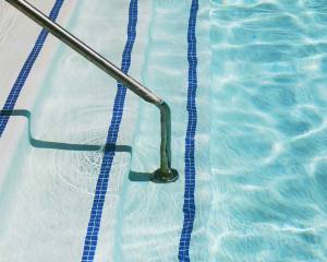 Les marches d'une piscine 
