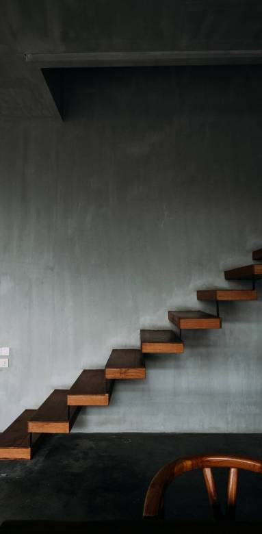 Escalier reposant sur un mur de tadelakt 