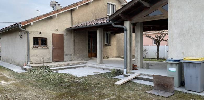 Avant travaux : le préau ouvert, avant transformation en pièce de vie — Montauban (82)