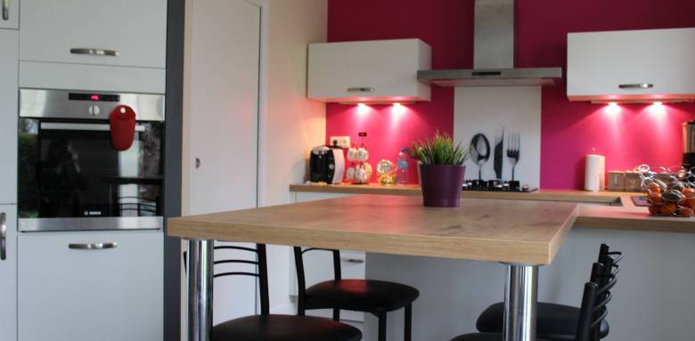 Mur de cuisine peint en rouge intense - bouc-bel-air-13