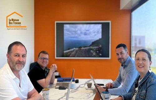 C’est autour de cette table que naissent vos futurs projets. La Maison des Travaux Saint-Brieuc, une équipe à l'écoute de vos envies.