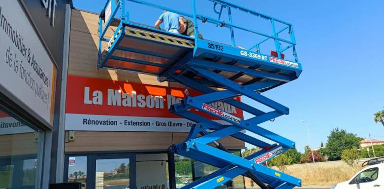 Pose de l’enseigne de La Maison des Travaux à Perpignan