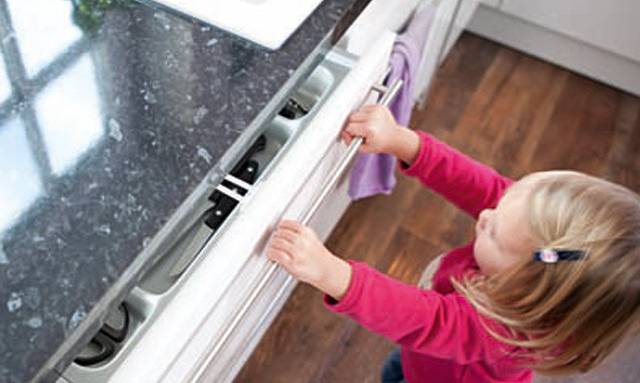 Sécuriser sa cuisine pour les enfants avec bloque tiroir - Rochefort et Saint-Jean d'Angély 17