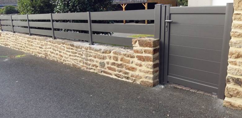 portail aluminium opaque et clôture aluminium avecmuret pierre de parement