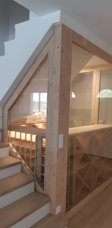  Aménagement d'une pièce en cave à vin sous l'escalier - Bourg-en-Bresse 01