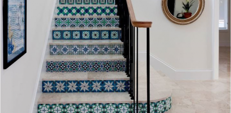 Contre-marches avec adhésifs décoratifs