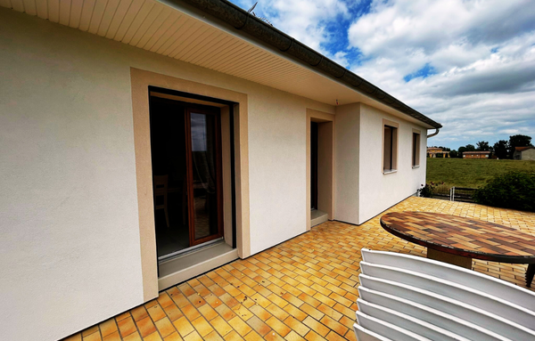 Façade d'un pavillon des années 70, rénovée apès ravallement 