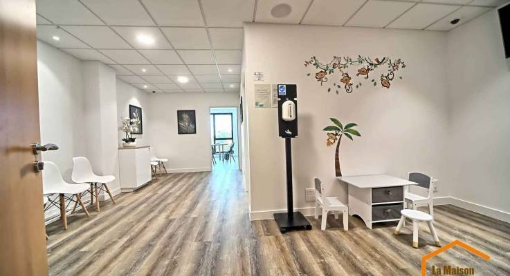 Salle d'attente d'un cabinet médical à Carré-Sénart (77127 Lieusaint)