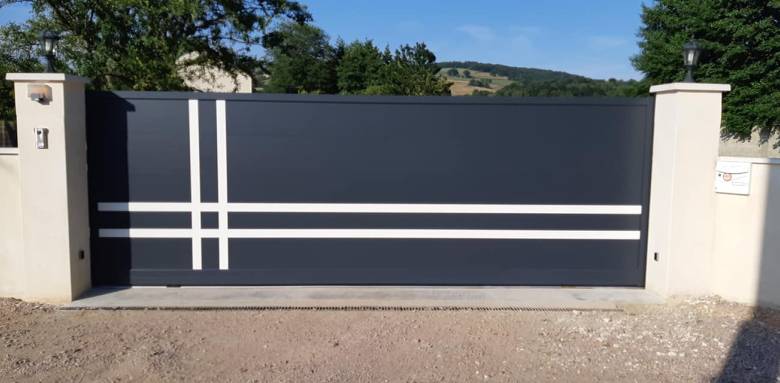 Portail motorisé coulissant panneau plein finitions laqué blanc