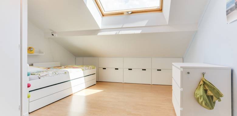 Chambre d'enfant avec grande fenêtre Vélux dans le Grésivaudan