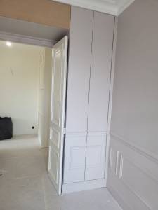 Placards avec moulures pour plus de discrétion - Le Chesnay