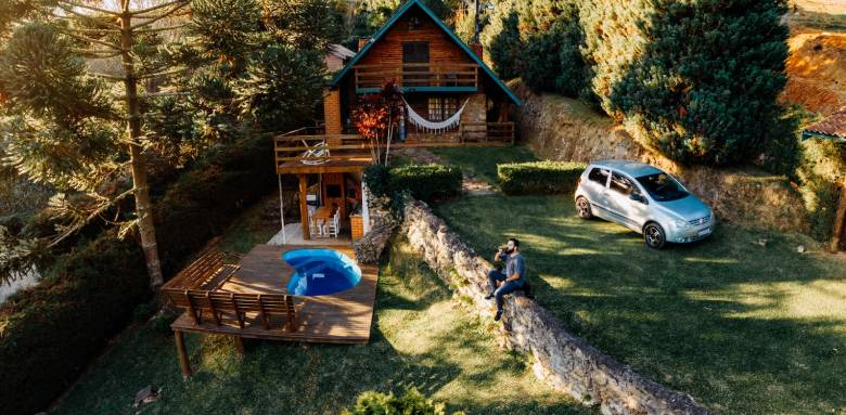 jardin avec des paliers et une piscine sur pilotis