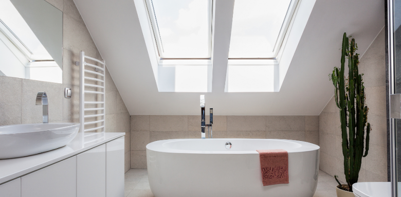 Petite salle de bain dans les combles