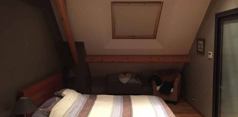 Chambre d'ami sous fenêtre de toit, store fermé - Nantes 44