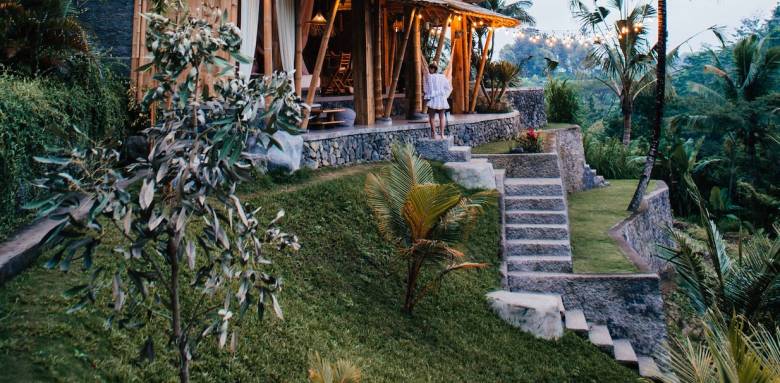 Extérieurs composé de paliers successifs, reliés par des escaliers