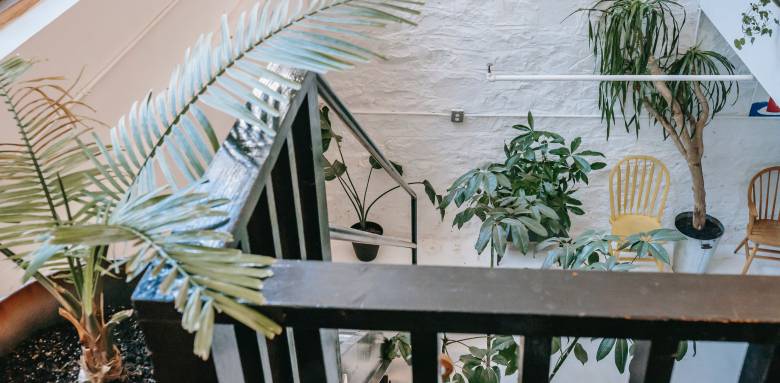 escalier avec garde-corps noir 