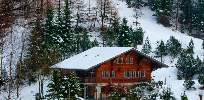 Chalet sous la neige