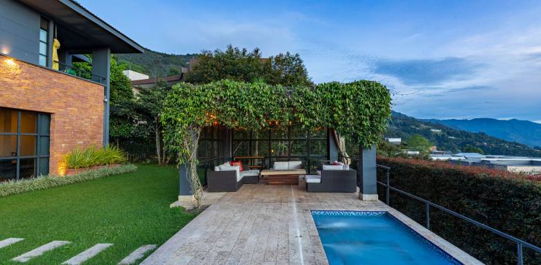 Une terrasse ombragée près de la piscine 