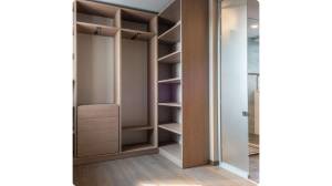 Optimisation d'espace : Intégration de placards sur-mesure dans des espaces restreints sur Cerisy-la-Forêt 50680