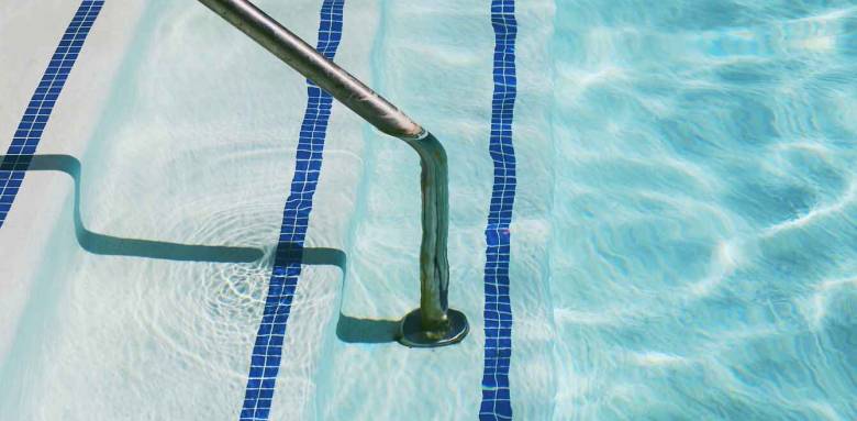 Les marches d'une piscine 