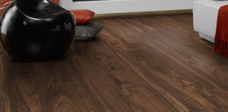 Revêtement de sol en stratifié effet noyer