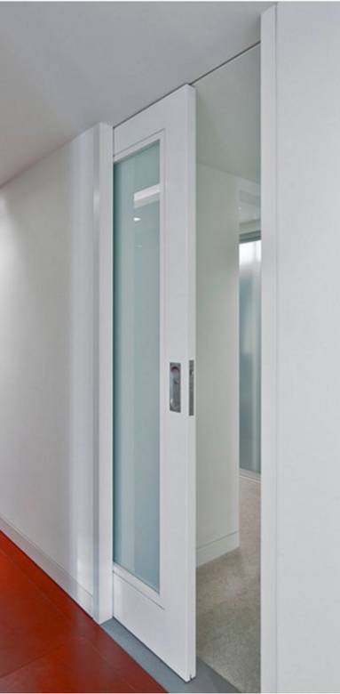 Vue complète sur la porte entrant dans la cloison 