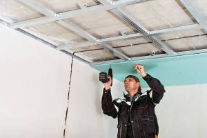 Pose d’un plafond isolé par un professionnel en Haute-Savoie – La Maison des Travaux Annecy vous accompagne pour vos projets d’isolation thermique et phonique.