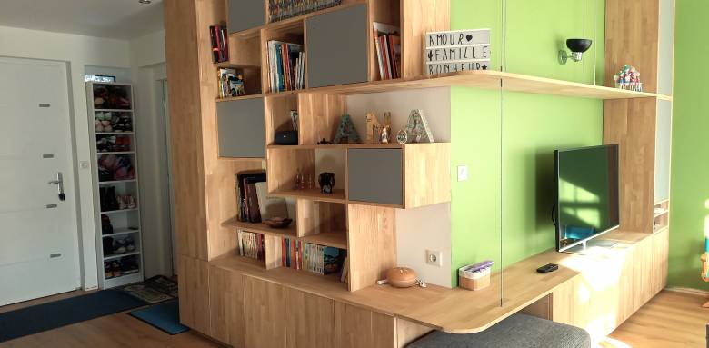 Meuble sur-mesure, jolie transition entre l'entrée et la pièce à vivre