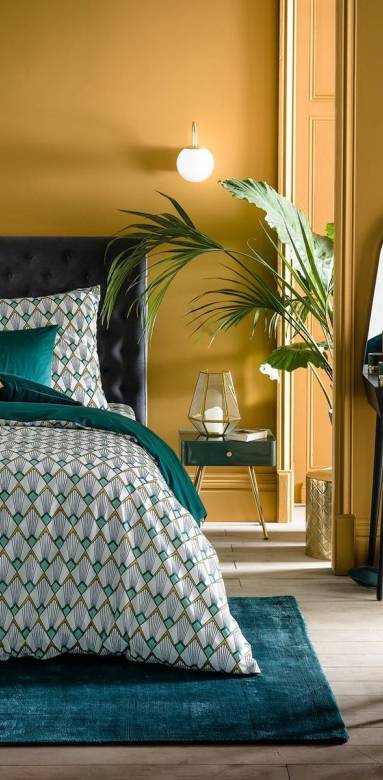 Déco velours chambre avec tapis et fauteuil velours émeraude