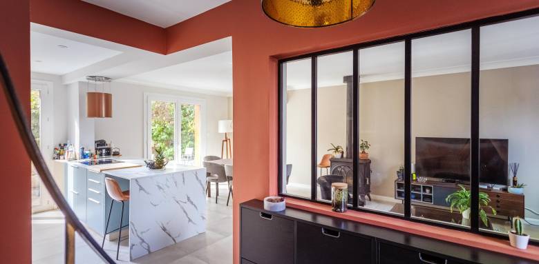 Espace de vie aux couleurs terracotta lors de la rénovation d’une maison toulousaine 