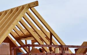 La surélévation de maison en bois présente de nombreux avantages.