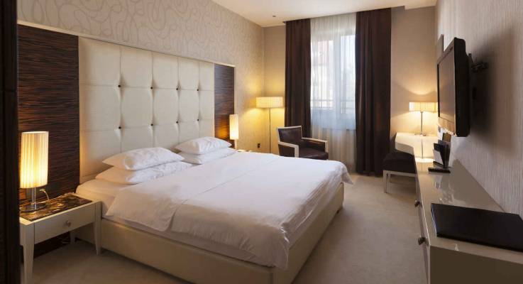 Panneau acoustique et moquette au sol pour réduire le bruit dans cette chambre d'hôtel du Calvados