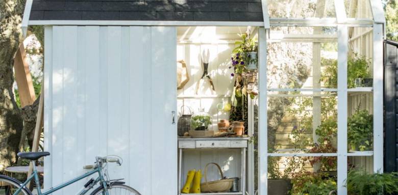 Abri de maison aménagé en serre