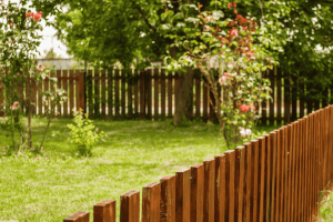 Clôturer un terrain en pente : les solutions pour un résultat solide et esthétique