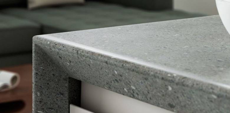 Vue sur angle d'un plan de travail de cuisine coloris griss clair 