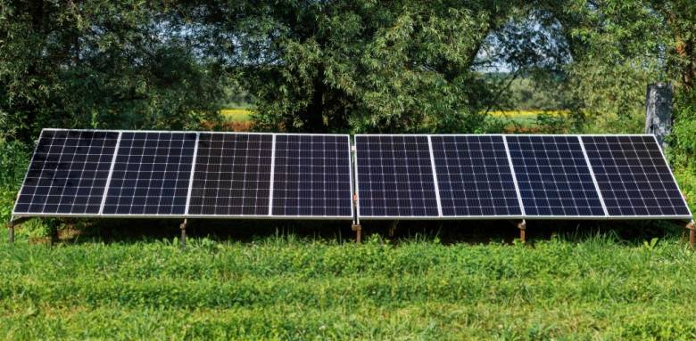 panneaux solaires photovoltaïques au sol terrain