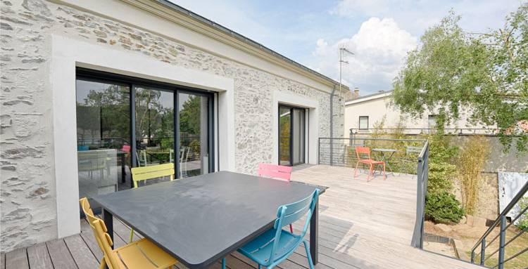 Etage terrasse sur pilotis acier et bois avec ouverture baie vitrée