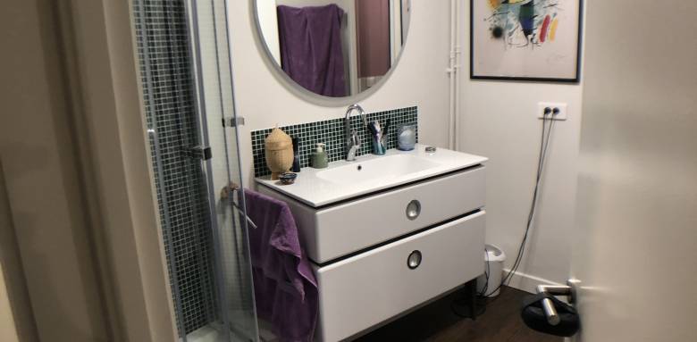 Une salle de bain rénovée au Chesnay