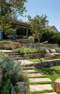 Réussir l’aménagement d’un jardin en pente : allier esthétique et praticité