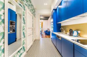 Cuisine couloir bleu roi - Paris 17