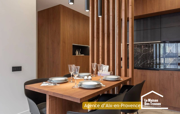Verrière atelier installée entre la cuisine et la salle à manger afin de créer une séparation élégante tout en laissant circuler la lumière naturelle dans cet appartement rénové à Aix-en-Provence.