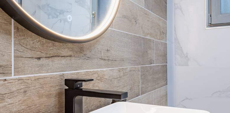 Rénovation salle de bain avec grandes dalles murales PVC