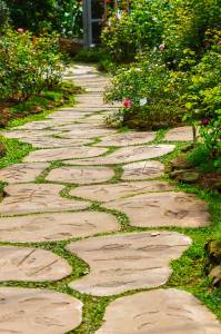 Créer une allée de jardins pour structurer son espace vert
